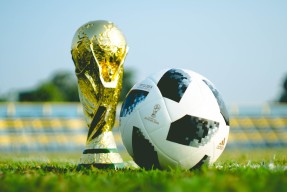 2026世界杯-跨时空激战，阿扎伦卡与Faker的90分钟巅峰对决，TES纪录告急！
